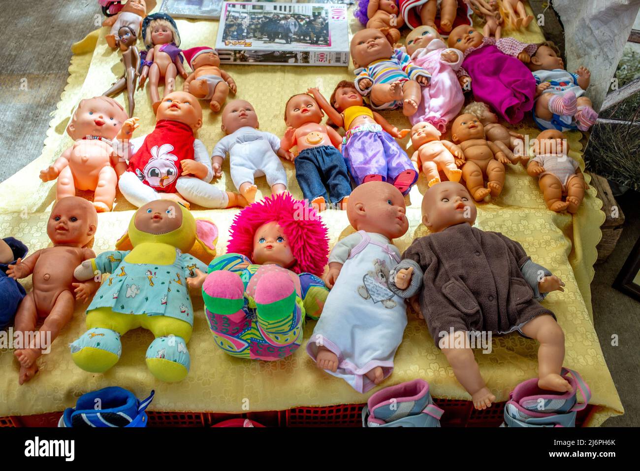 Set di molte vecchie bambole diverse nel mercato delle pulci di Bodrum, Turchia. Foto Stock