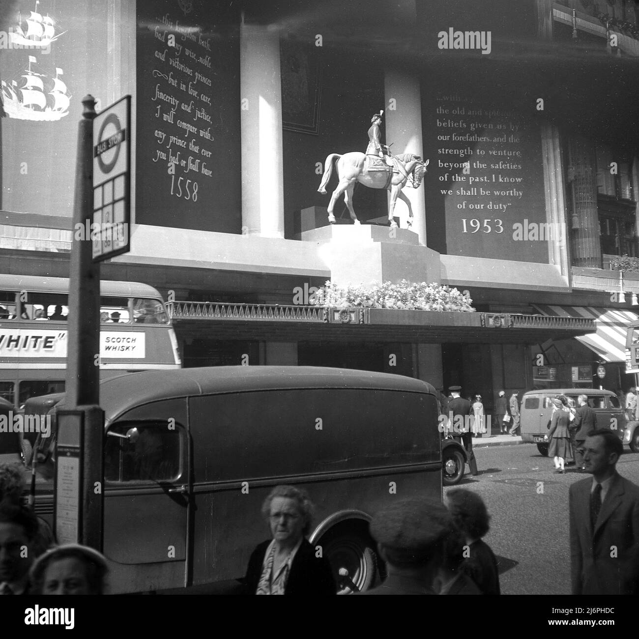 1953, Historical, Oxford Street, Londra, Inghilterra, UK, una mostra esterna su un grande magazzino che celebra l'incoronazione della regina Elisabetta II al trono. La cosiddetta decorazione dell'incoronazione Selfridges era una statua equestre della regina Elisabetta II sul suo cavallo 'Winston'. Foto Stock