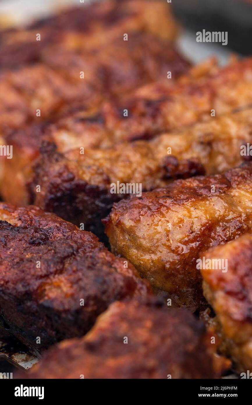 Cibo tradizionale rumeno chiamato 'mici' che consiste di rotoli di carne di maiale Foto Stock