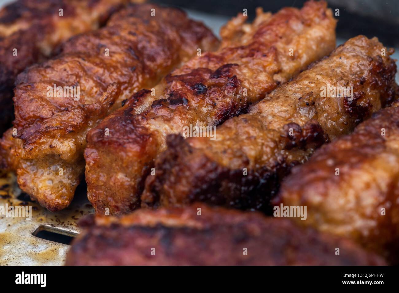 Cibo tradizionale rumeno chiamato 'mici' che consiste di rotoli di carne di maiale Foto Stock
