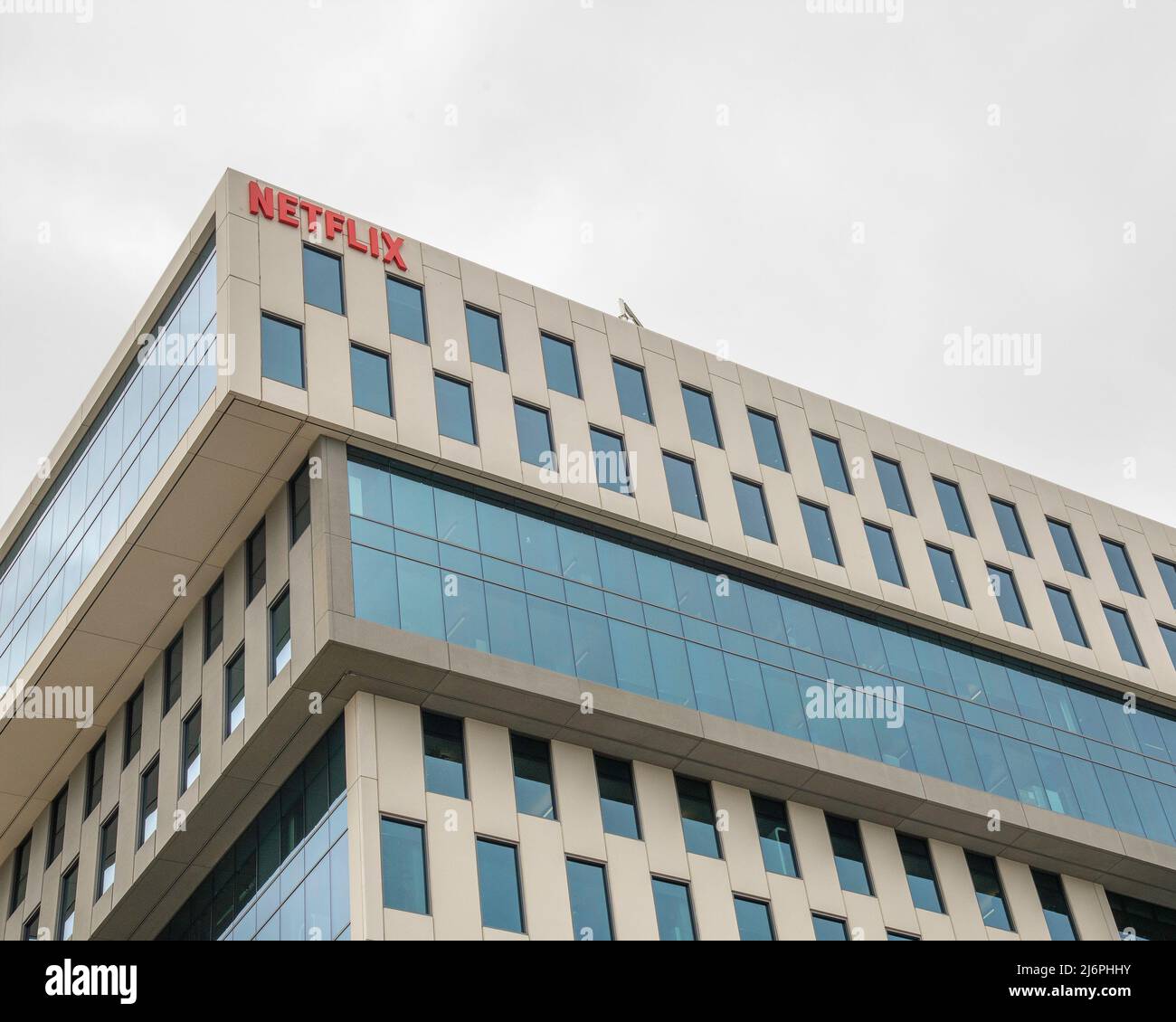 Los Angeles, CA, USA - 2 maggio 2022: Esterno del Netflix Studio al Sunset Bronson Studios di Los Angeles, CA. Foto Stock