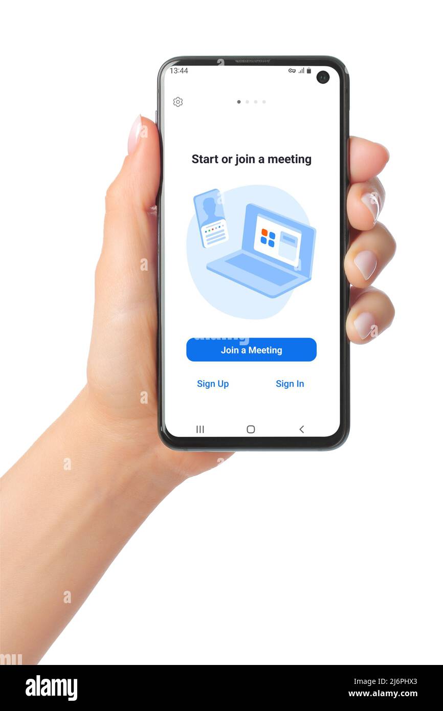 Kiev, Ucraina - 20 gennaio 2022: Telefono cellulare portatile con l'app Zoom Meetings sullo schermo. Zoom Meetings è un software di videotelefonia proprietario Foto Stock