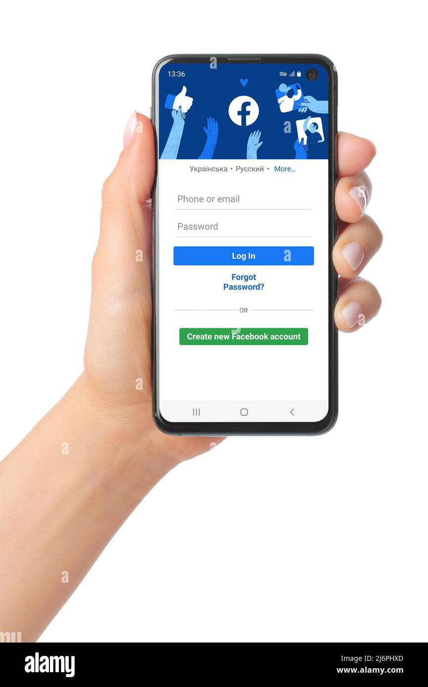 Kiev, Ucraina - 20 gennaio 2022: Porta il telefono cellulare con l'app Facebook sullo schermo. Facebook è un social network e social network online americano Foto Stock