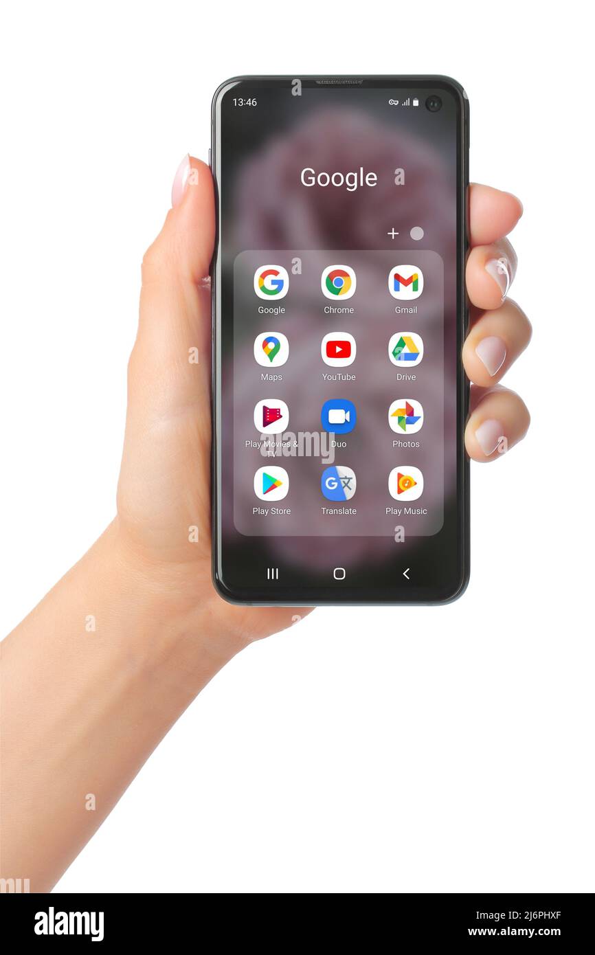 Kiev, Ucraina - 20 gennaio 2022: Mano tiene il telefono cellulare con le icone delle applicazioni mobili di Google Services sul suo schermo, come: Chrome, Gmail, Mappe, Youtu Foto Stock