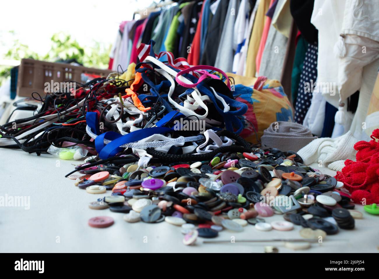 Set di accessori di abbigliamento, elementi di abbigliamento nel mercato delle pulci di Bodrum, Turchia. Foto Stock