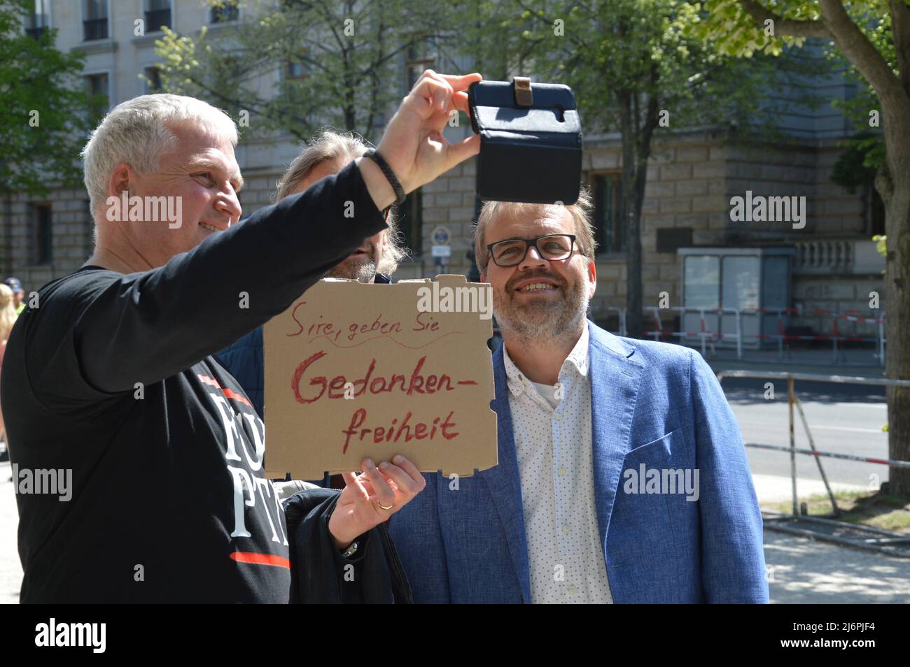 Giornata mondiale della libertà di stampa - giornalista Steffen Grimberg (DJV) davanti all'Ambasciata russa a Berlino, Germania - 3 maggio 2022. Foto Stock