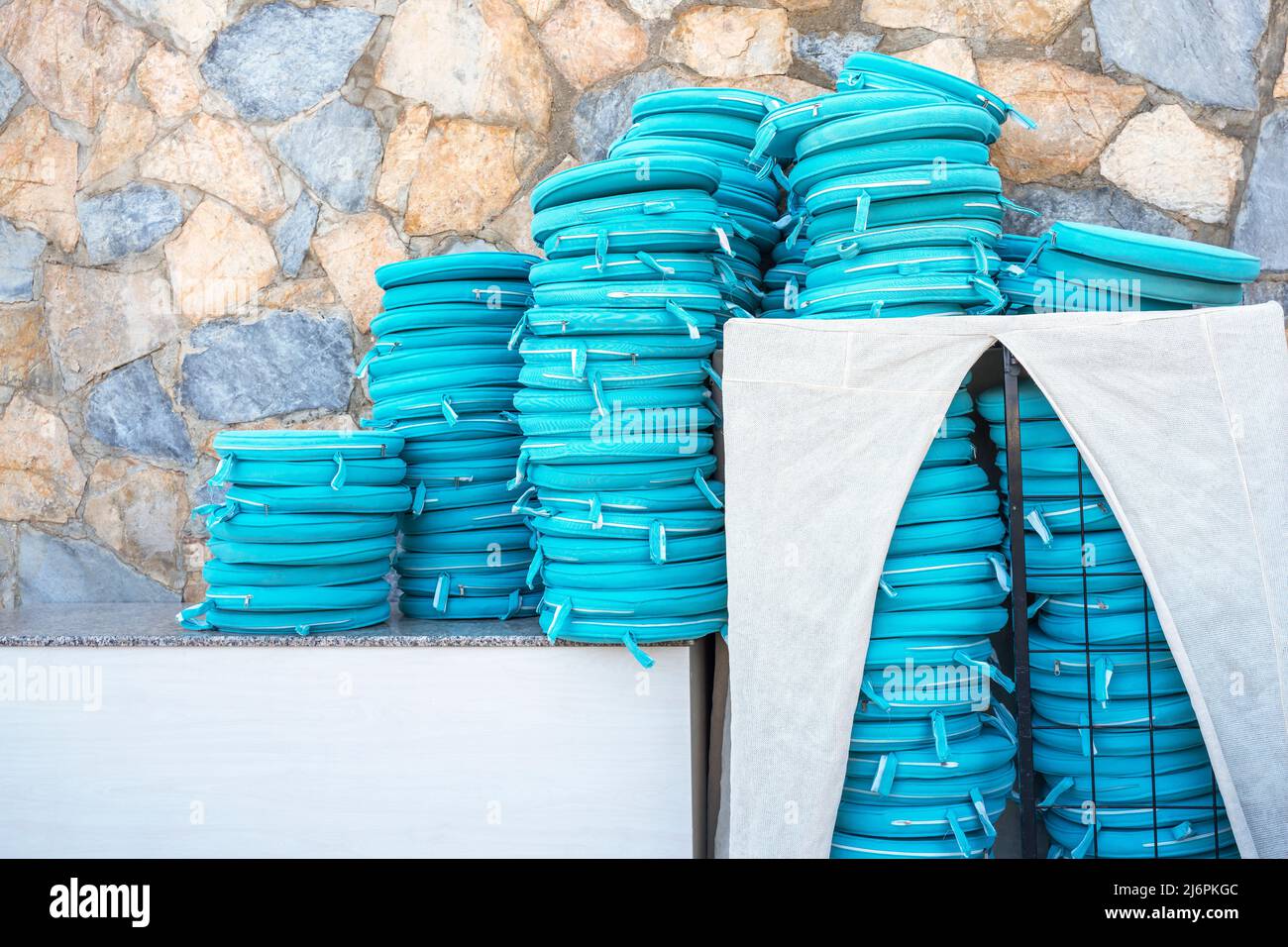 cuscini per i sedili impilati per eventi estivi. Foto Stock
