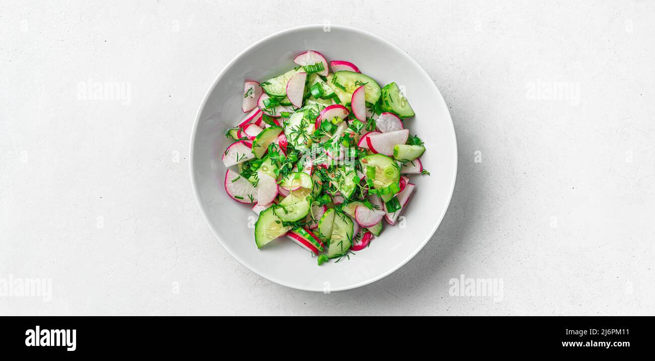 Insalata fresca con ravanelli ed erbe. Insalata dietetica e sana. Foto Stock