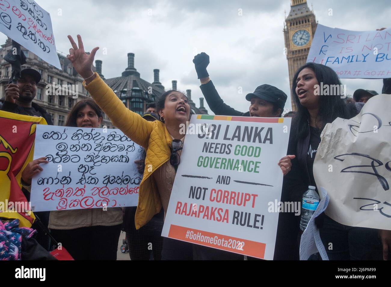 Gli Sri Lanka a Londra protestano aganista il loro presidente, Gotabaya Rajapaksa e primo Minster, Mahinda Rajapaksa durante il Mayday, chiedendo loro di intervenire Foto Stock