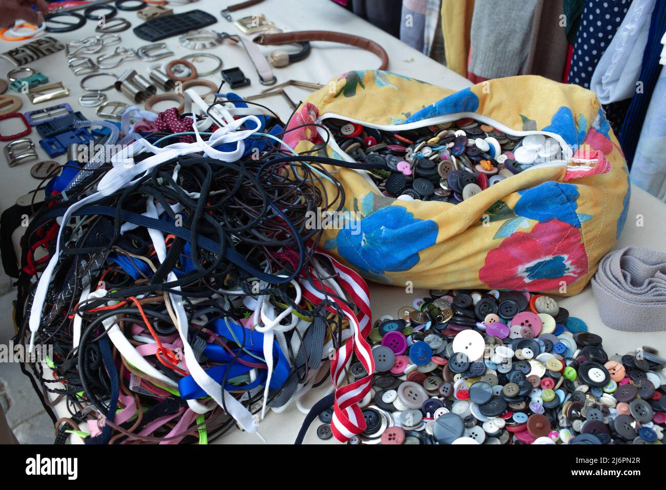 Set di accessori di abbigliamento, elementi di abbigliamento nel mercato delle pulci di Bodrum, Turchia. Foto Stock