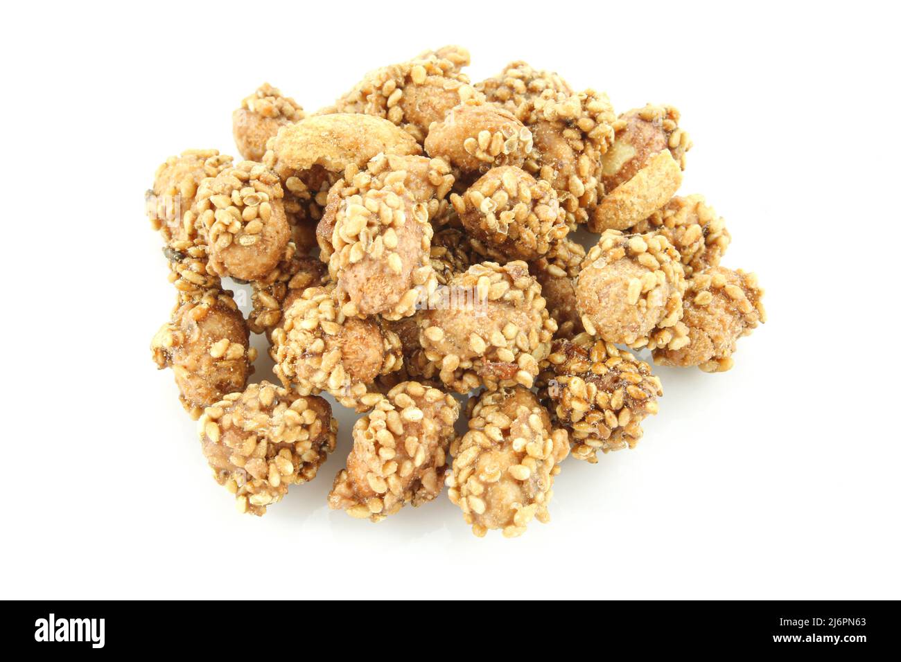 Mucchio di arachidi ricoperte di smalto e semi di sesamo. Dessert isolato su sfondo bianco Foto Stock