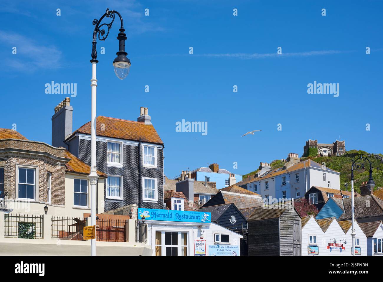 Edifici sulla East Hill a Hastings, East Sussex, Regno Unito, vista dal lungomare Foto Stock