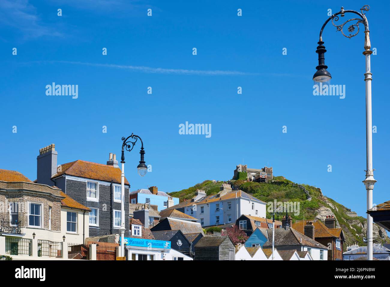 Hastings Old Town e East Hill, East Sussex, South East England, vista dal lungomare Foto Stock