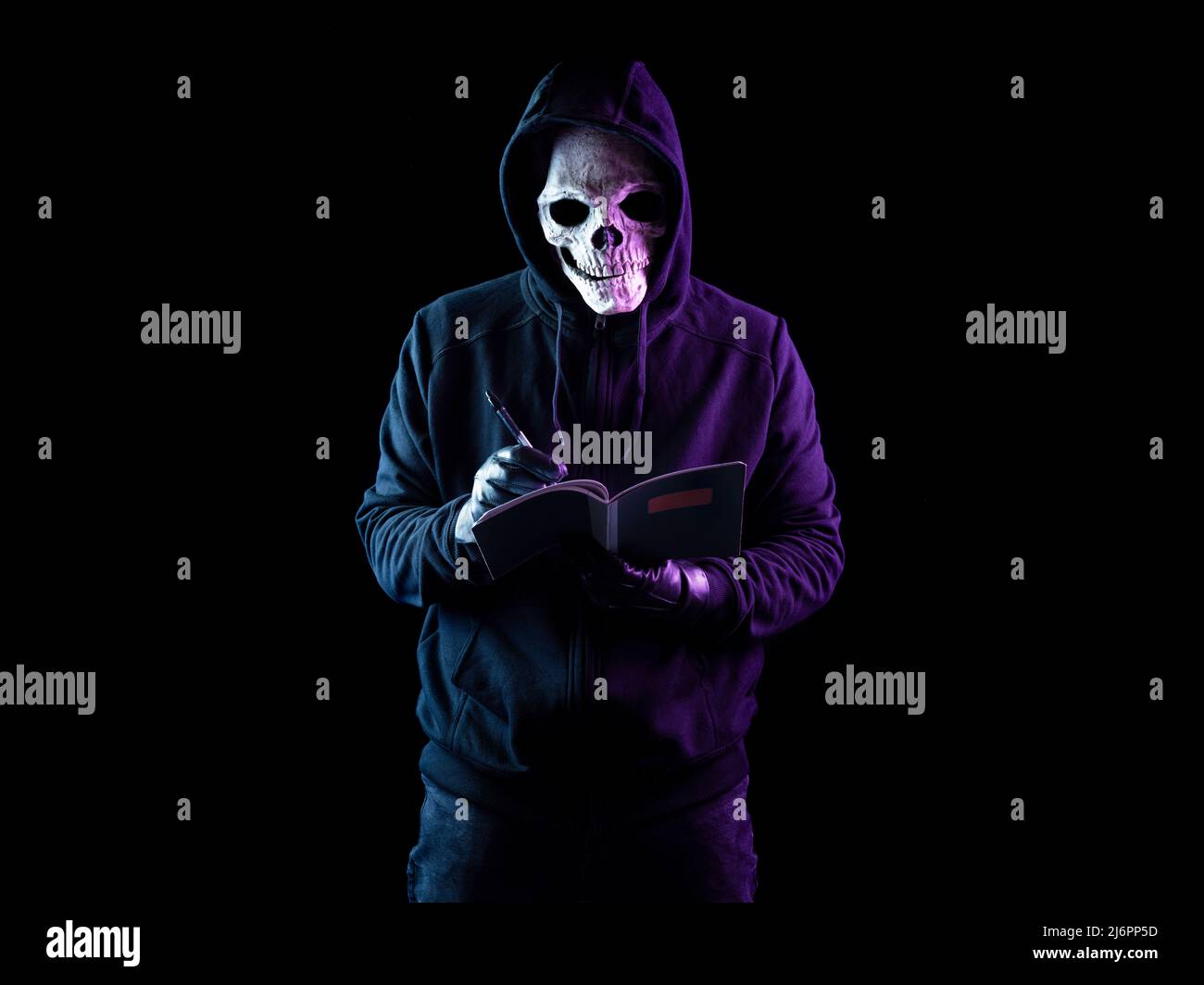 Moderno personaggio morte su sfondo nero prendendo appunti Foto Stock