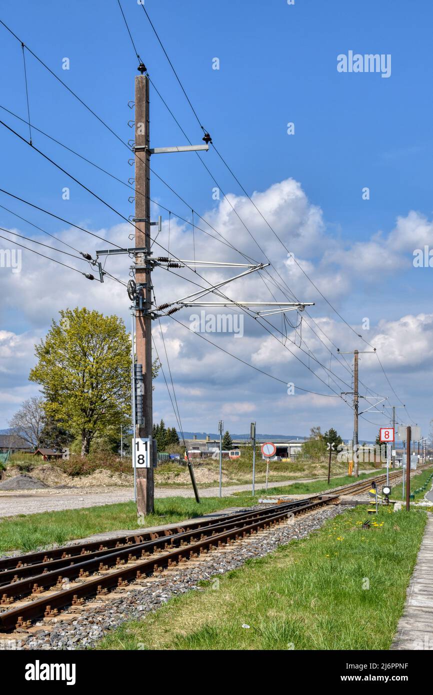 Eisenbahn, Bahnhof, Oberleitung, Ober-Grafendorf, Mariazellerbahn, Gleis, Schiene, Oberleitungsmast, Draht, Fahrdraht, Ausleger, Isolator, Strom, Elek Foto Stock