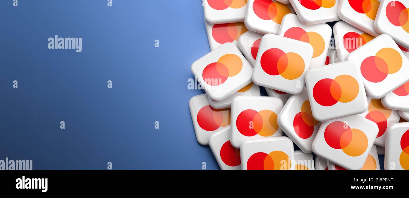 Loghi della carta di credito e della società di servizi finanziari Mastercard su un mucchio su un tavolo. Spazio di copia. Formato banner Web. Foto Stock