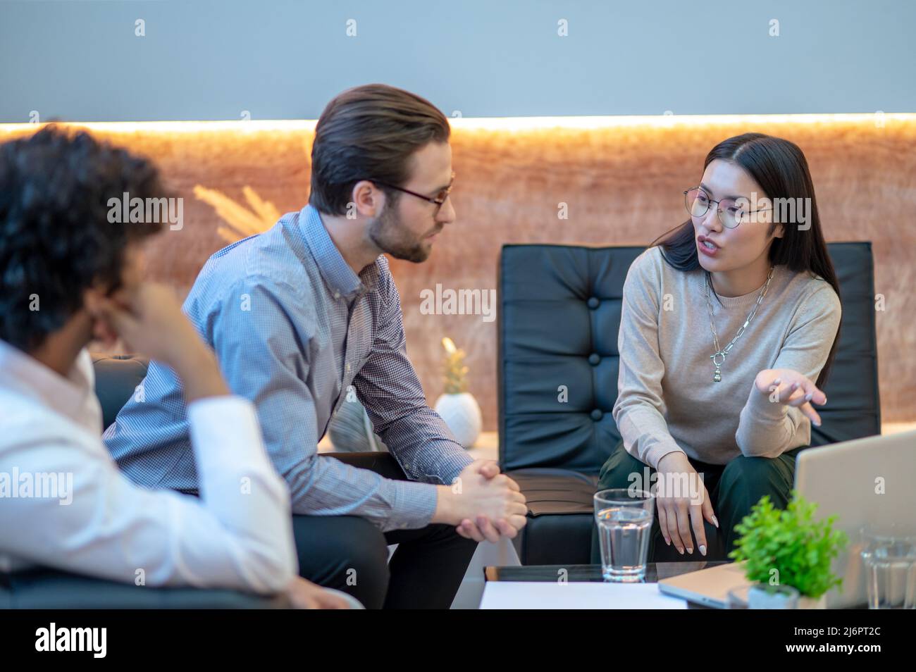 Donna dipendente che ha una conversazione con le sue controparti Foto Stock