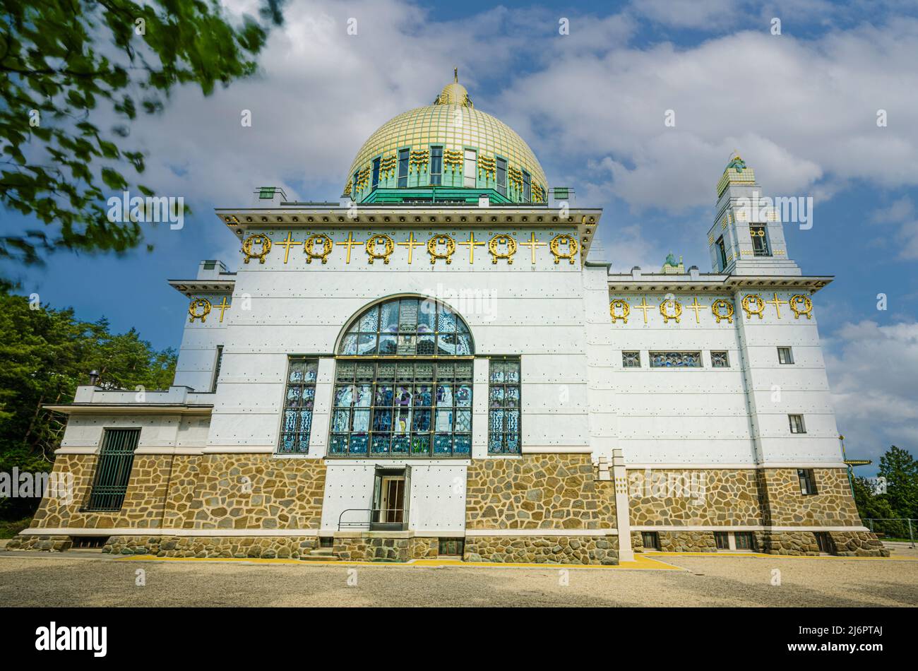 La Chiesa Steinhof, progettata e costruita tra il 1904 e il 1907 da otto Wagner, il più antico edificio viennese in stile Art Nouveau. Edificio della chiesa cattolica romana Foto Stock