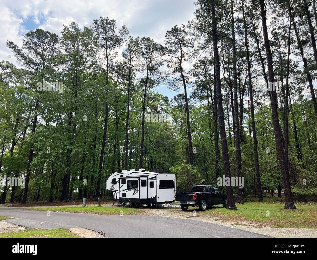 Un rimorchio da viaggio per camper con ralla allestito per il campeggio al Santee state Park nella Carolina del Sud, USA. Foto Stock