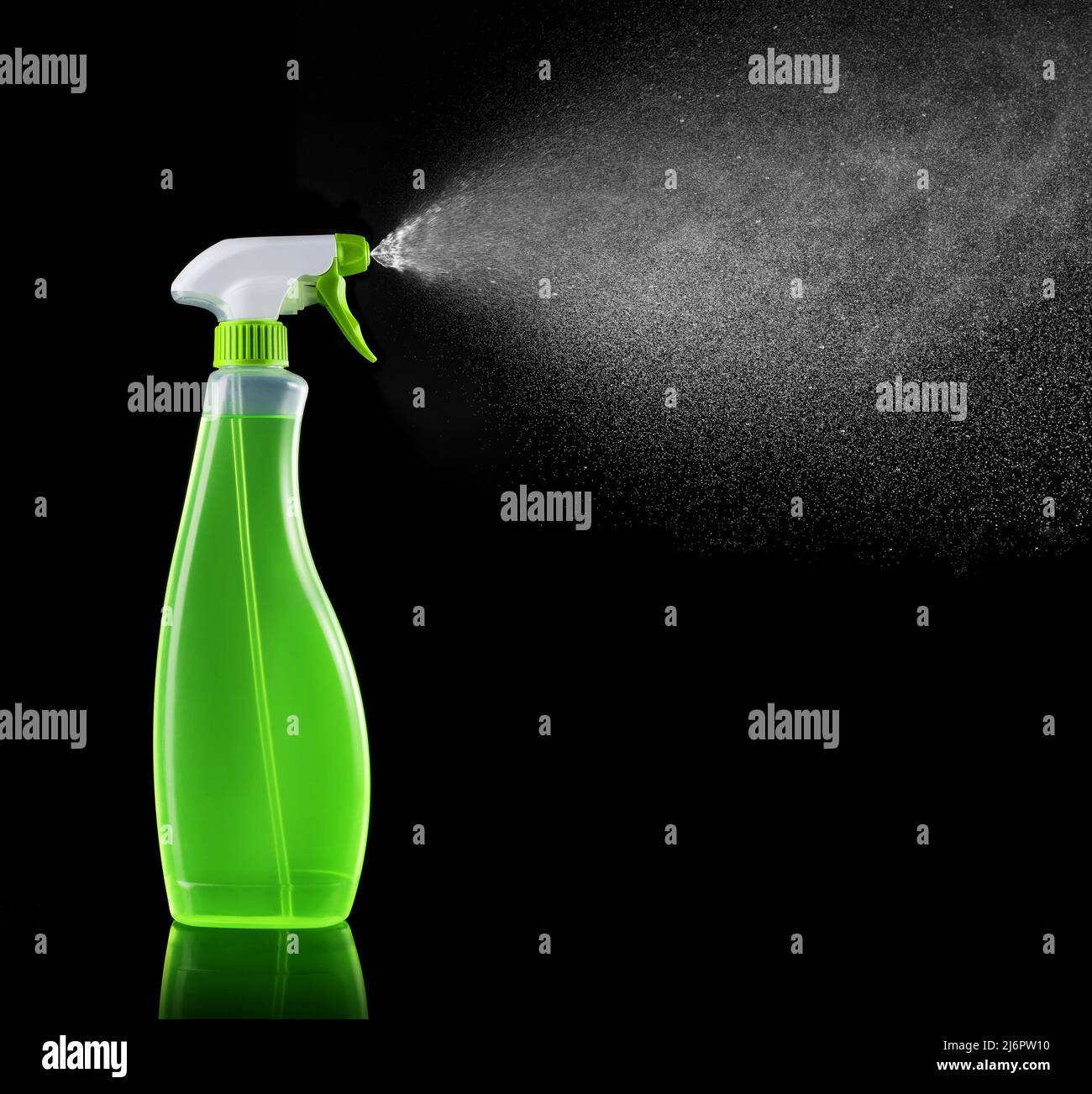 liquido detergente spruzzante isolato su sfondo nero Foto Stock
