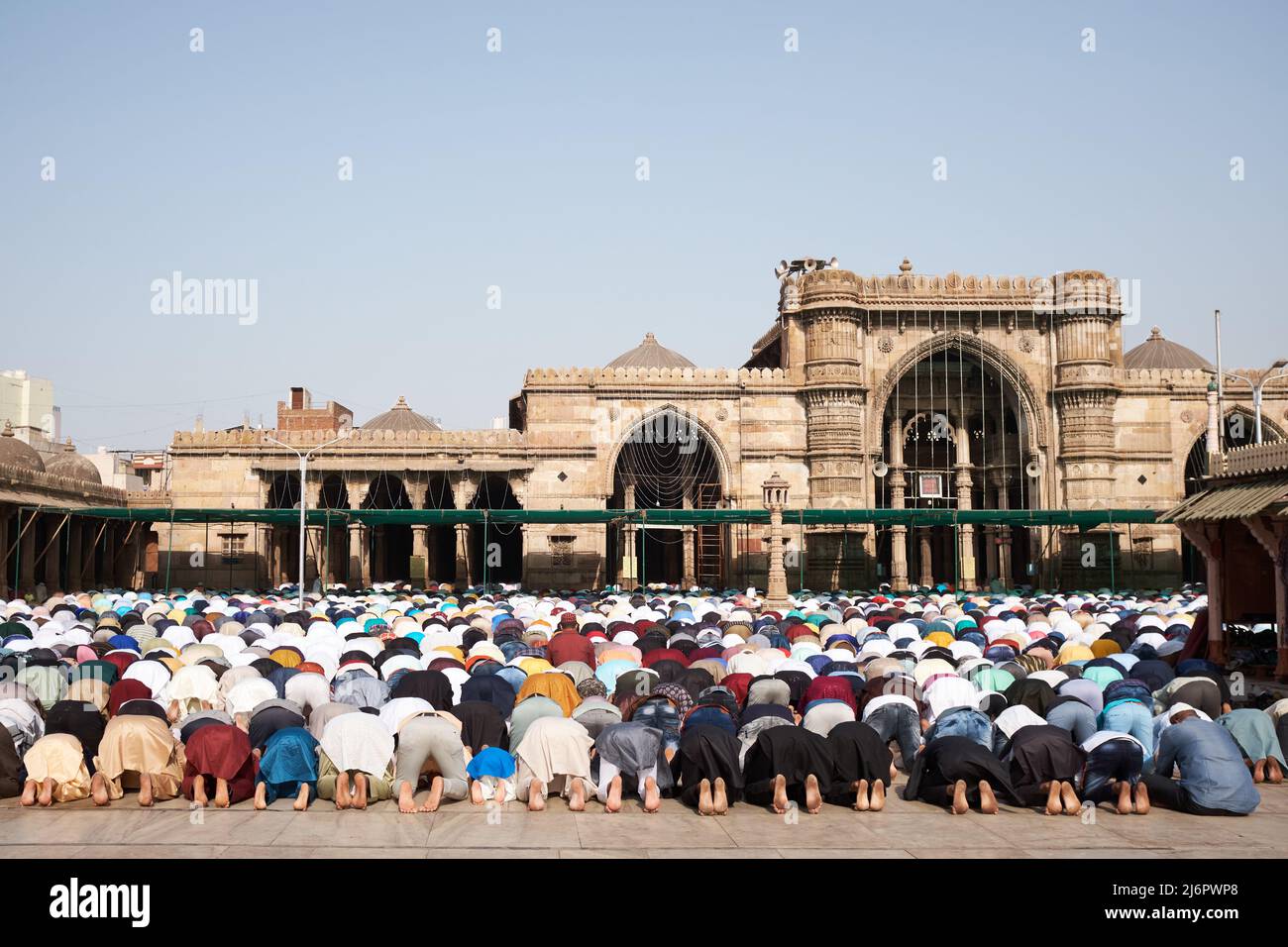 Maggio 3, 2022. Ahmedabad, India: Gli uomini musulmani offrono preghiere alla Moschea di Jama in occasione del festival di Eid Foto Stock