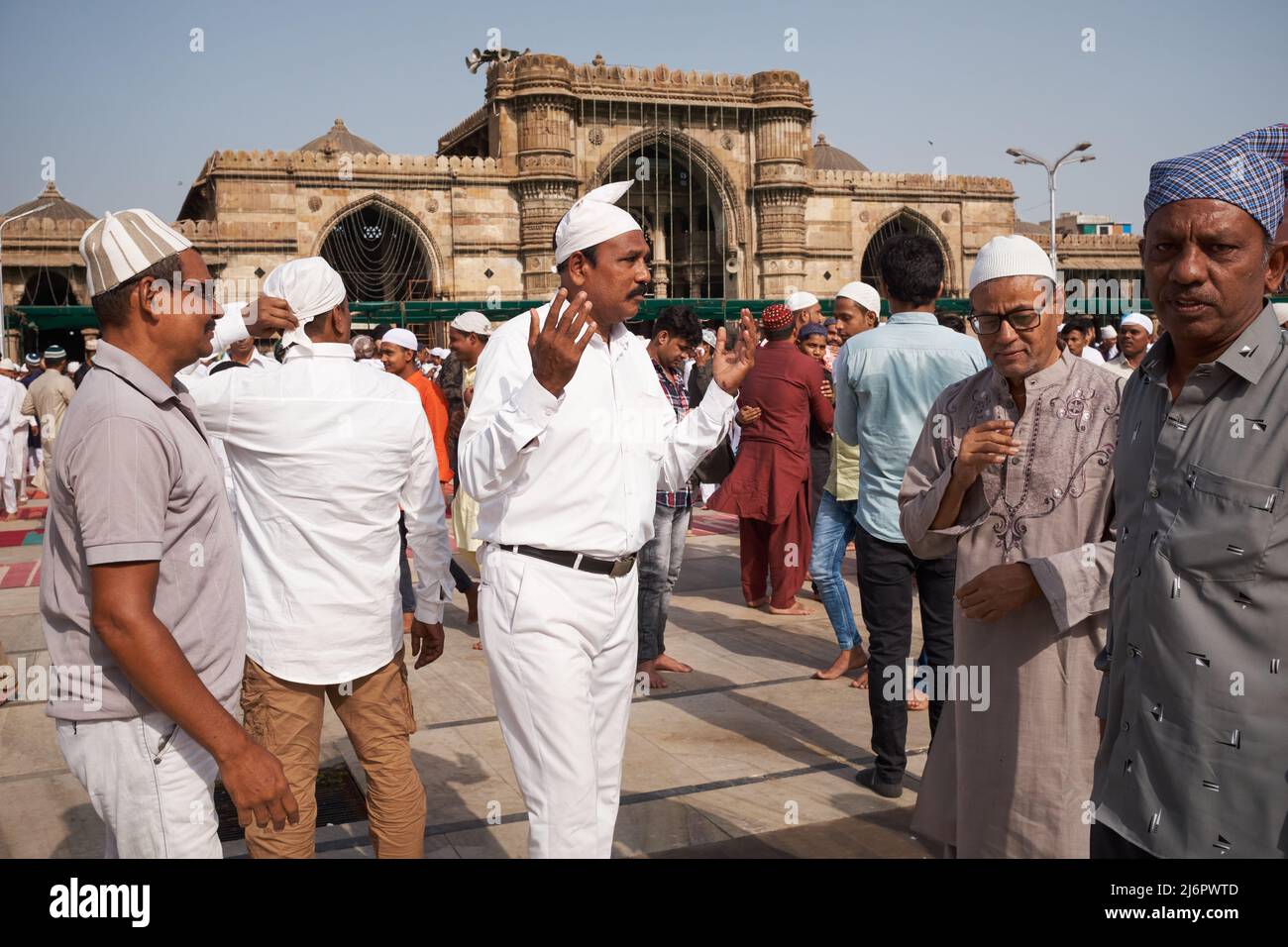 Maggio 3, 2022. Ahmedabad, India: Uomini musulmani alla moschea Jama di Ahmedabad dopo le preghiere di Eid Foto Stock