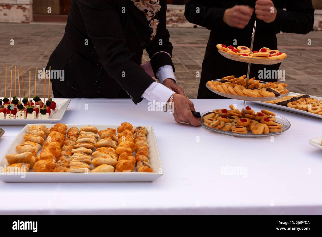 Deliziosi antipasti italiani al forno su vassoio durante una festa Foto Stock