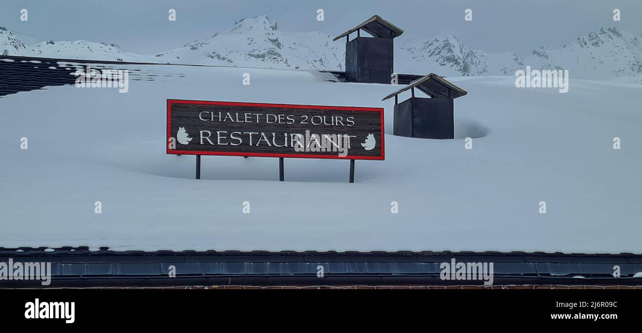 Courchevel, Francia - Febbraio 1 2022: Segno sul tetto della capanna del ristorante 'Chelet des 2 Our Restaurant' sulla pista nella località sciistica 'Les Foto Stock
