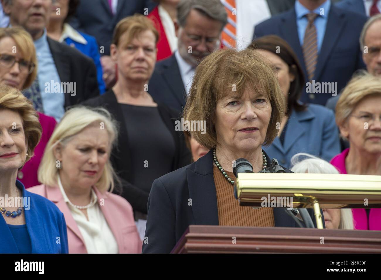 Il Sen. Tina Smith, D-MN, e altri senatori democratici tengono una conferenza stampa per discutere la trapelata decisione della Corte Suprema che rovescierebbe Roe contro Wade, che concede alle donne il diritto ad un aborto senza restrizioni governative, al Campidoglio degli Stati Uniti a Washington, DC martedì 3 maggio 2022. Foto di Bonnie Cash/UPI Foto Stock