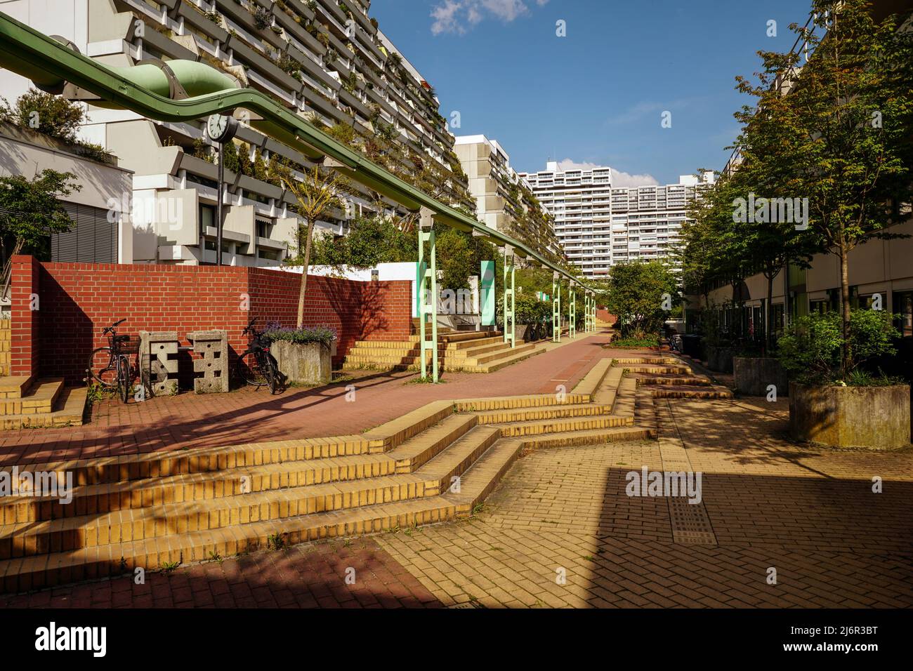 Begrünte Terrassenhäuser im Olympiadorf a München Foto Stock