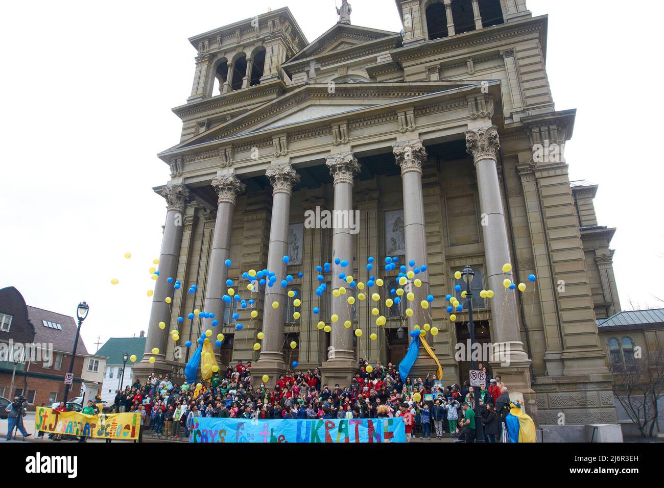 Gli studenti della St. Josaphat Parish School rilasciano palloncini per sostenere il popolo ucraino, di fronte alla Basilica di San Josaphat, Milwaukee, WI. Foto Stock