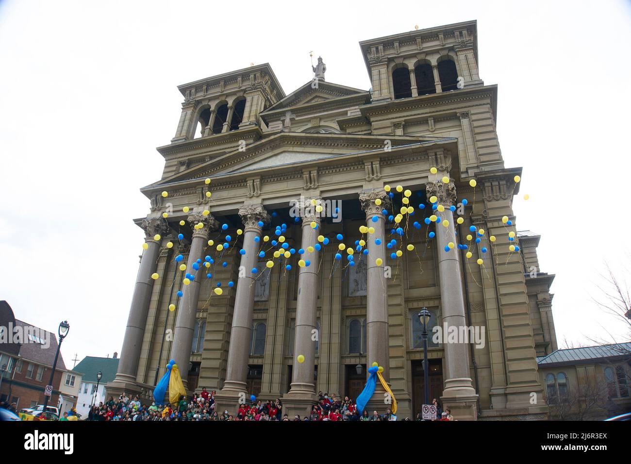 Gli studenti della St. Josaphat Parish School rilasciano palloncini per sostenere il popolo ucraino, di fronte alla Basilica di San Josaphat, Milwaukee, WI. Foto Stock