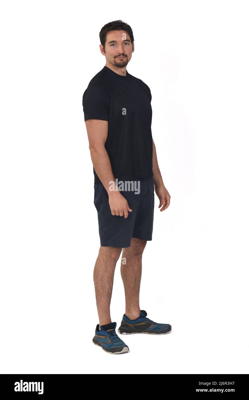 un uomo che indossa abbigliamento sportivo, pantaloncini isolati su sfondo bianco Foto Stock