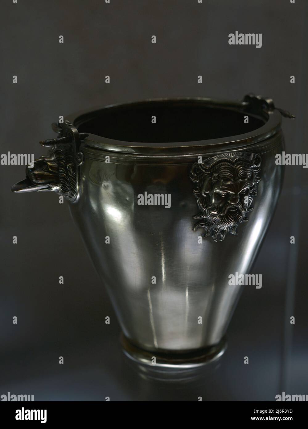 Situla. 4th-3rd secoli AC. Argento. Dalla Grecia. Museo Calouste Gulbenkian. Lisbona, Portogallo. Foto Stock