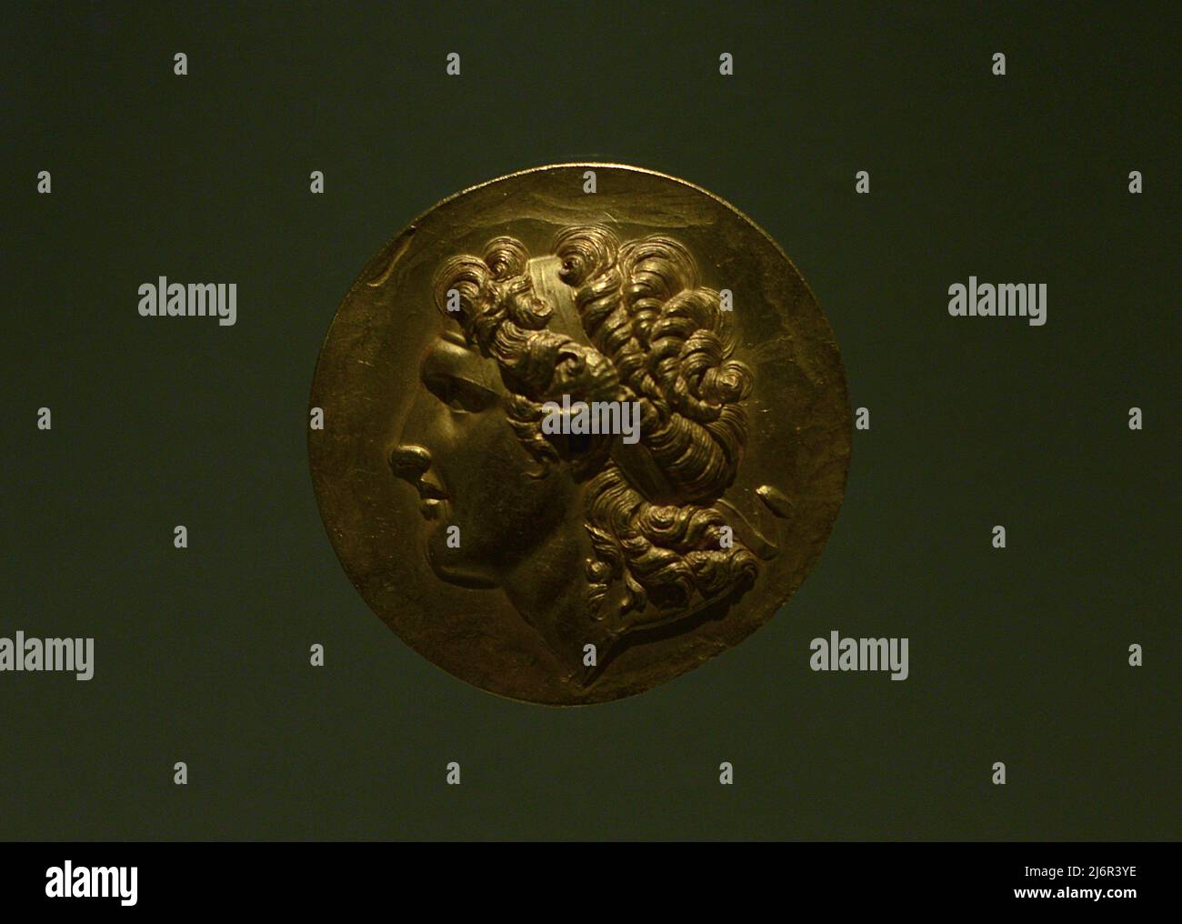 Medaillon raffigurante una testa diadata di Alessandro Magno con corno di un ariete. Medaglioni Aboukir. 3rd-4th secoli. Trovato in Abukir (Egitto). Greco. Oro. Museo Calouste Gulbenkian. Lisbona, Portogallo. Foto Stock