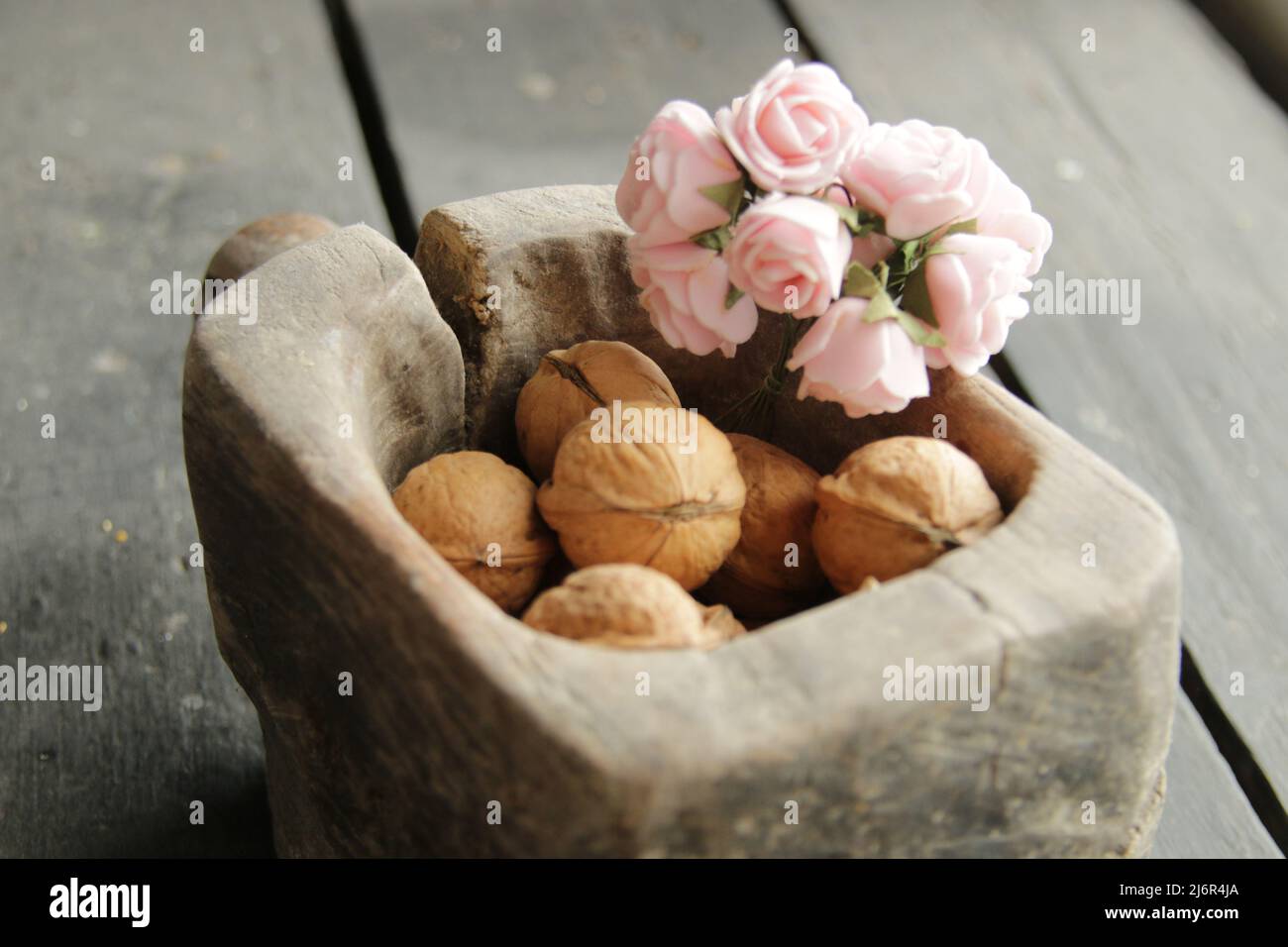 Cibo sano. Bellissimi fiori e noci in una scatola di legno. Foto Stock