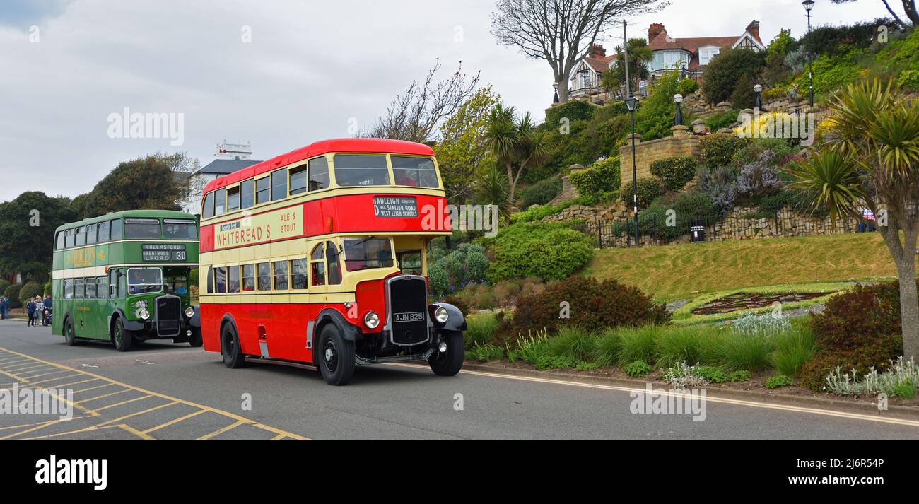 Due autobus d'epoca Bristol uno rosso uno verde sulla strada. Foto Stock