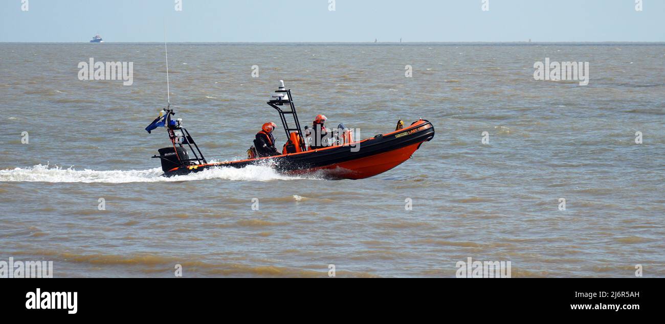 Inshore Rescue Boat con equipaggio in pattuglia a Felixstowe. Foto Stock