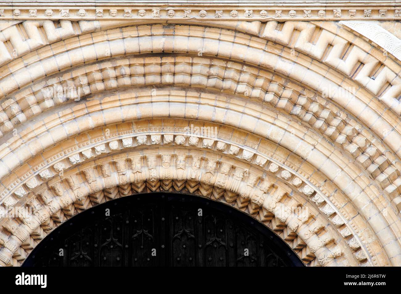Arco romanico decorato all'estremità ovest della cattedrale di Lincoln, Inghilterra. Foto Stock