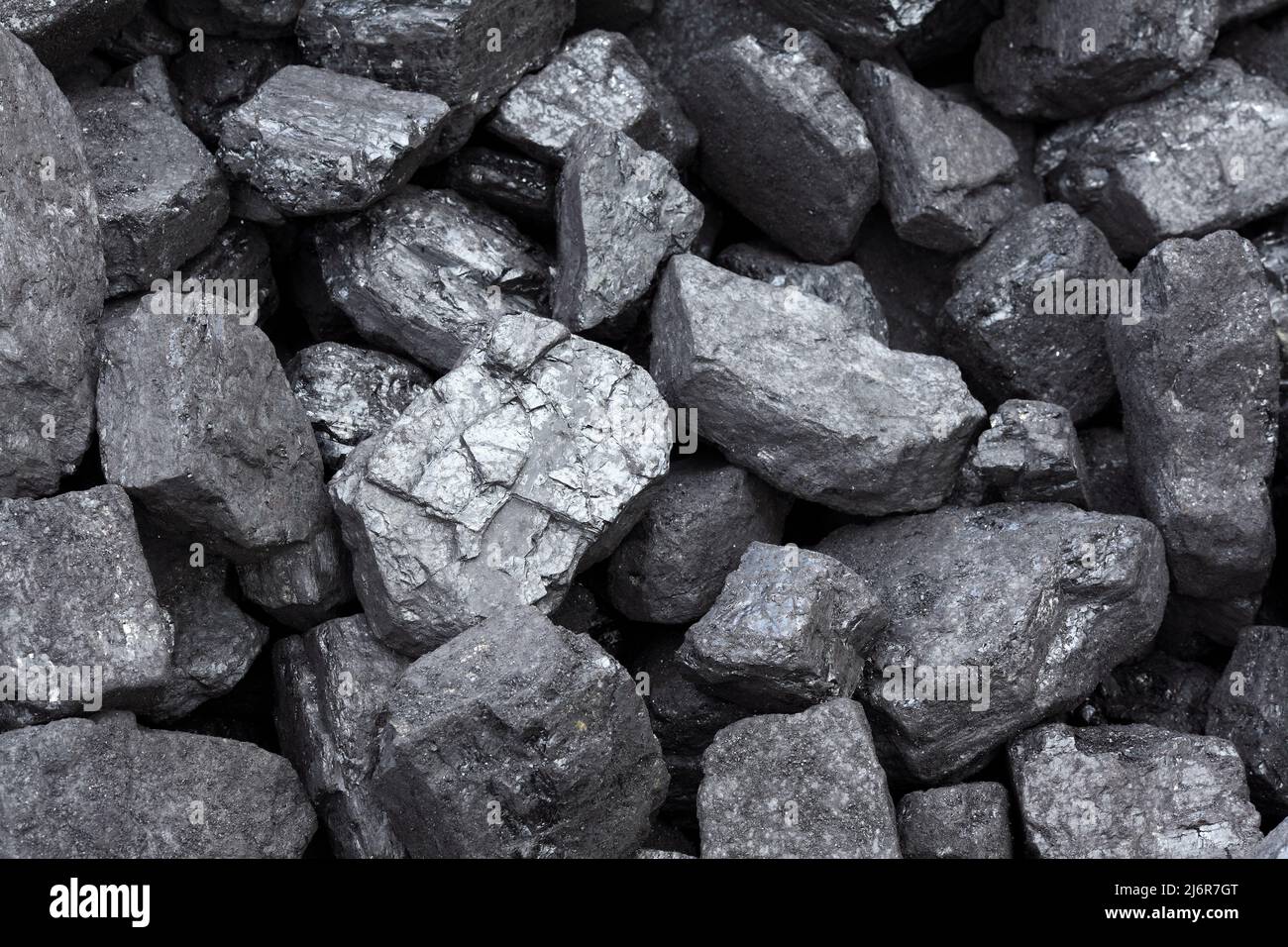 Un cumulo di carbone per locomotive a vapore, in un deposito ferroviario patrimonio. Foto Stock