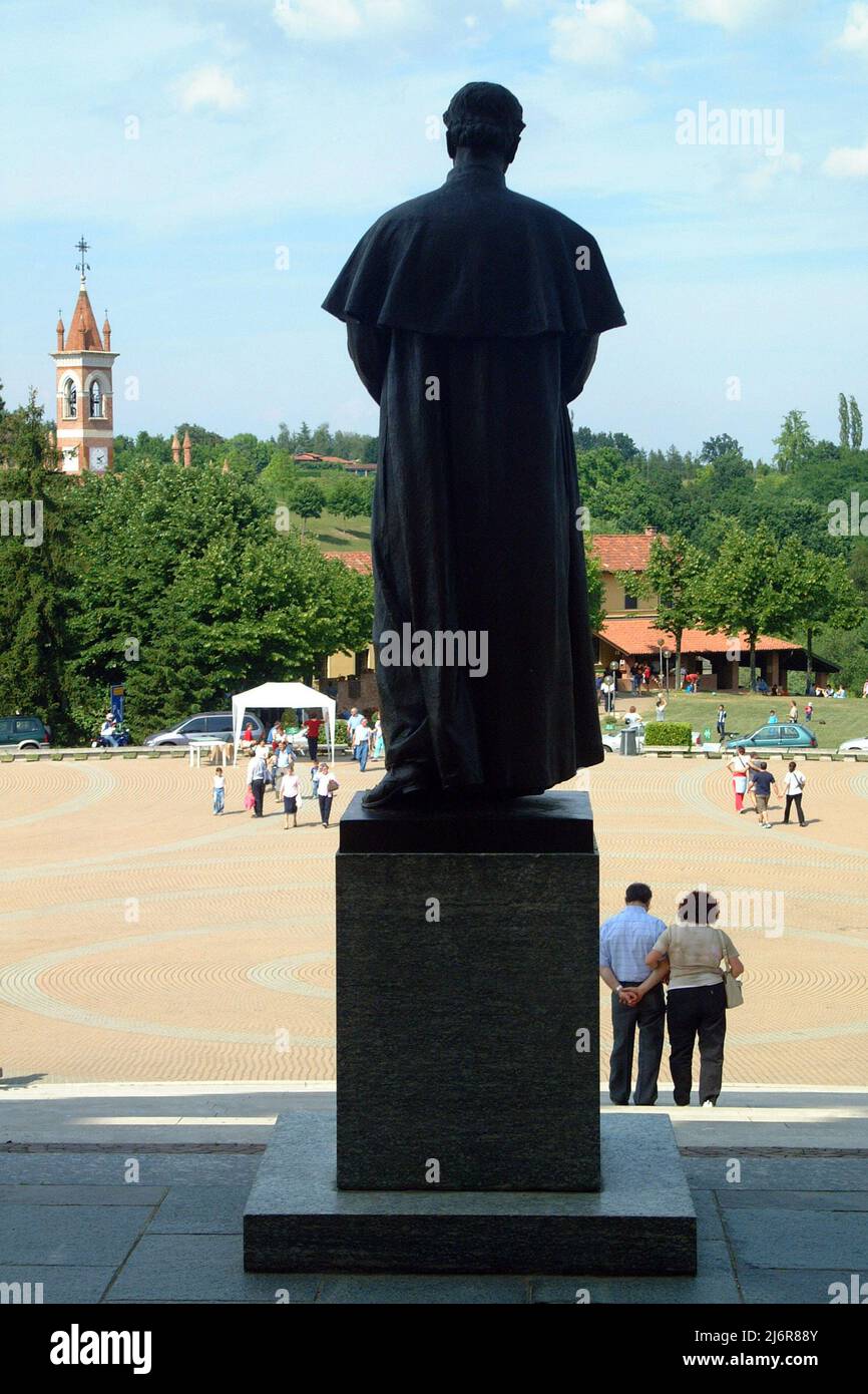 Castelnuovo don Bosco (Piemonte) - 10-26-2021-la statua dedicata a San Giovanni Bosco nel suo villaggio natale Castelnuovo don Bosco in Piemonte, Foto Stock