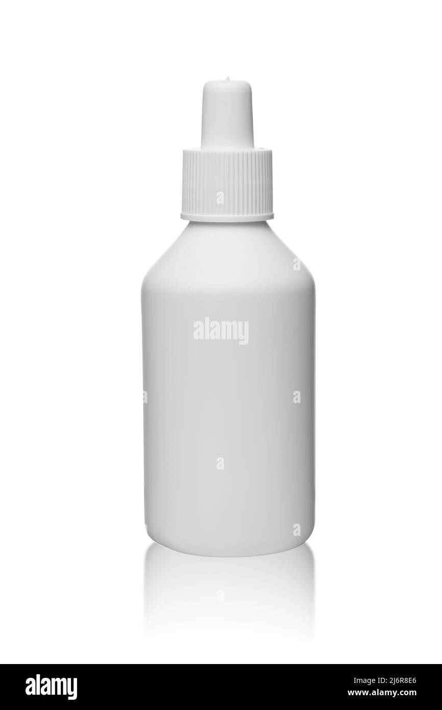 Bottiglia in plastica per perossido di idrogeno isolata su sfondo bianco con spazio di copia, contenitore o provetta per liquido medicinale Foto Stock