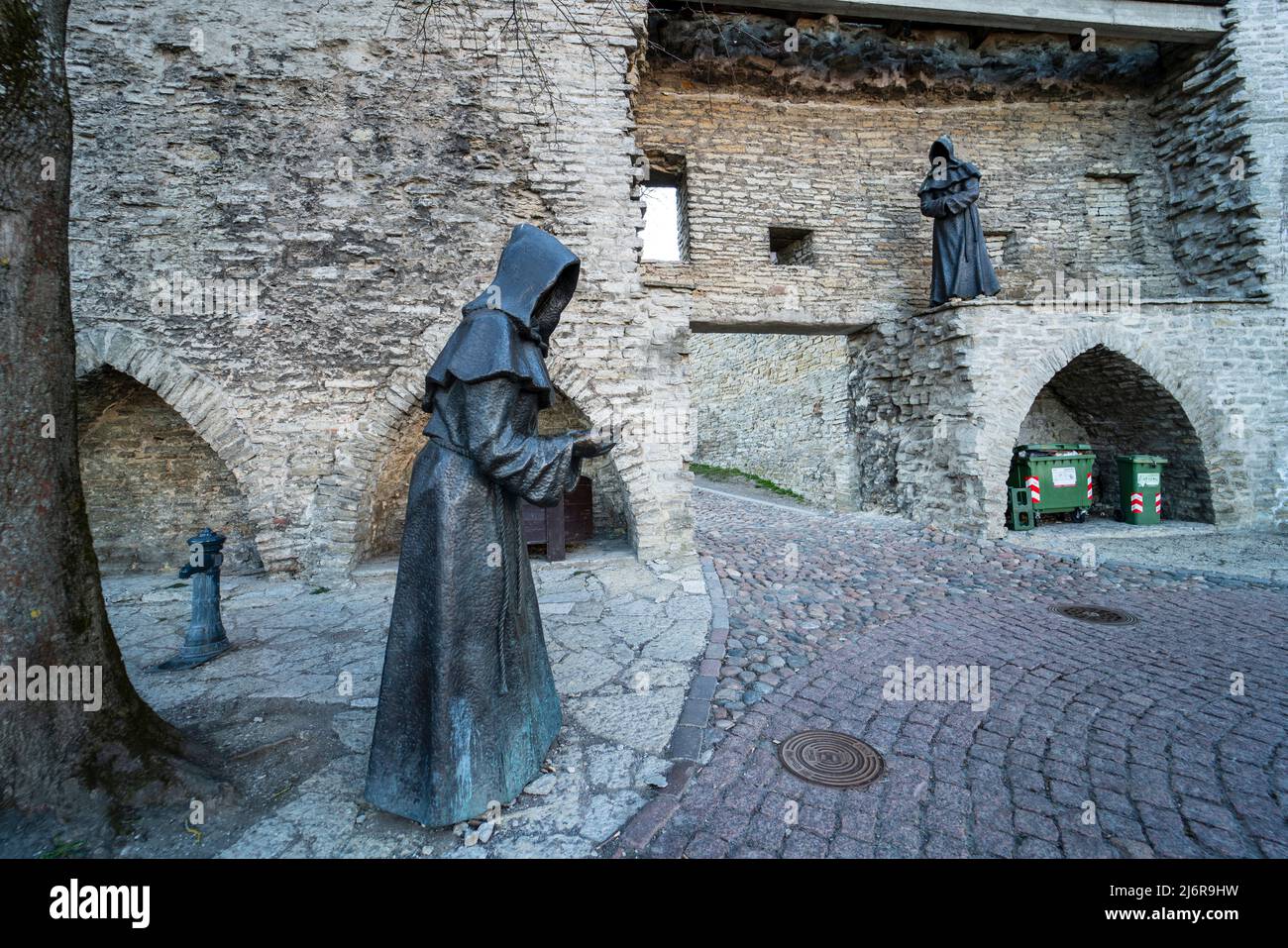 Statua di Monk senza volto, nel Giardino Danese della Città Vecchia che tiene le mani a Tallinn, Estonia. Foto Stock