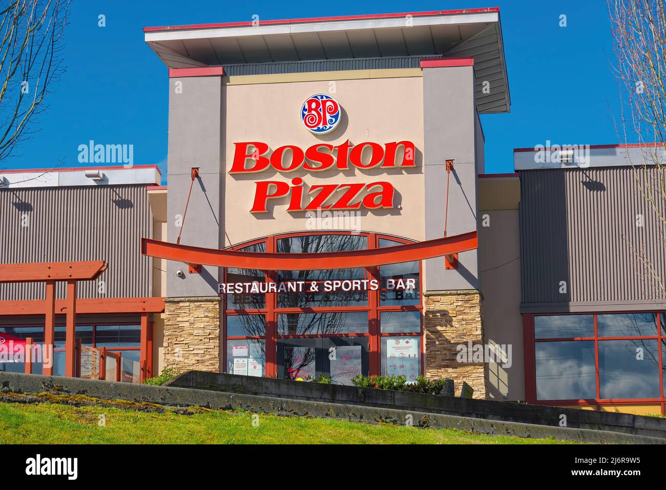 Facciata esterna di un Boston Pizza Restaurant & Sports Bar, Pitt Meadows, B. C., Canada. Foto Stock