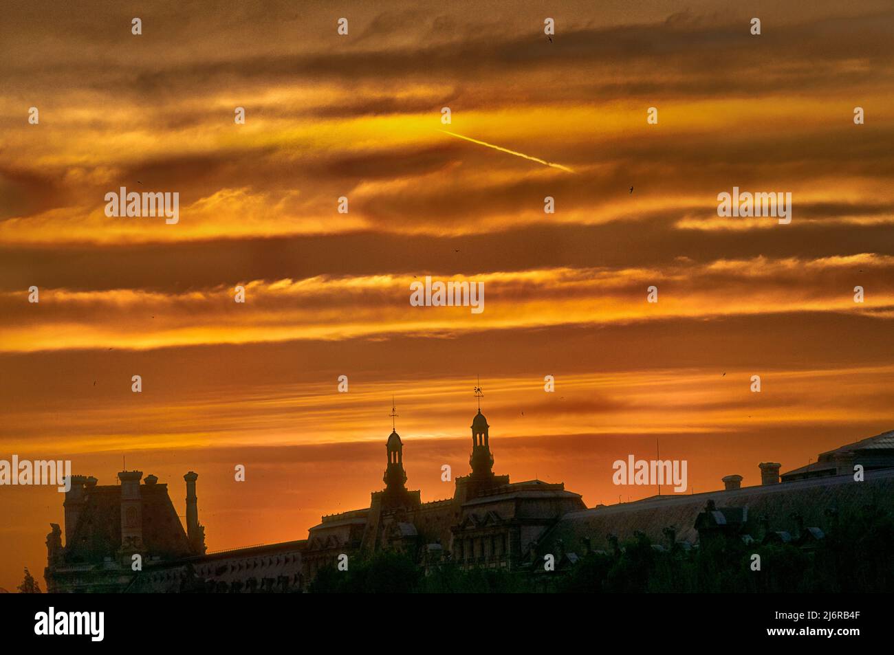 Un tramonto sul musée du Louvre's Guichets e la Galerie du bord de l'eau, visto da pont Neuf. Foto Stock