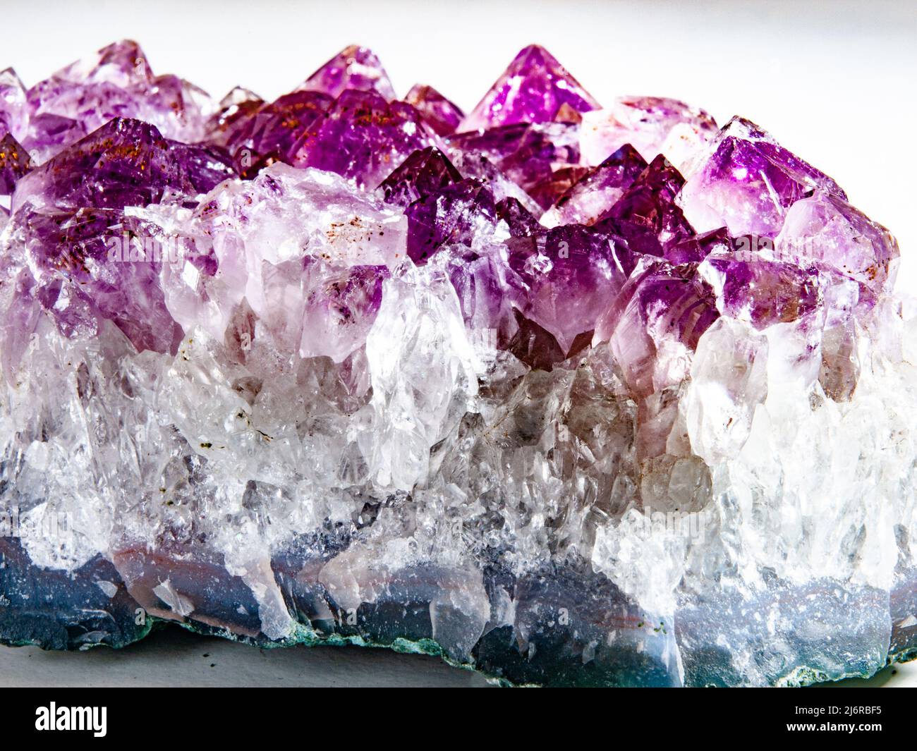 L'Ametista è una varietà violetta di quarzo. L'Ametista, una pietra semipreziosa, è spesso utilizzata nei gioielli ed è la pietra di nascita tradizionale per febbraio Foto Stock