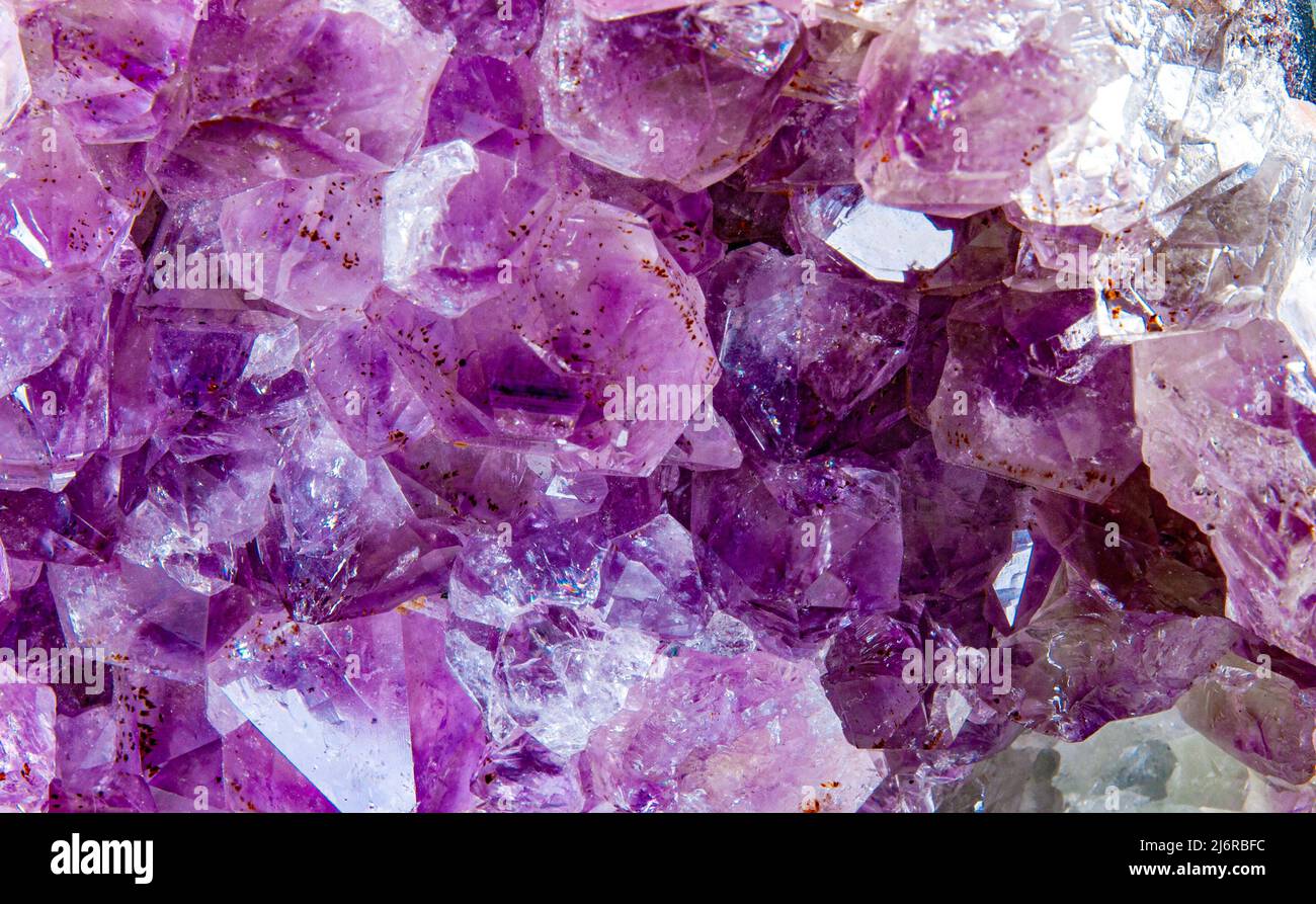 L'Ametista è una varietà violetta di quarzo. L'Ametista, una pietra semipreziosa, è spesso utilizzata nei gioielli ed è la pietra di nascita tradizionale per febbraio Foto Stock