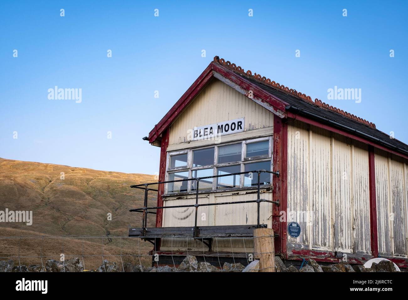 Treno merci alla scatola di segnalazione di Blea Moor vicino a Ribblehead nel Parco Nazionale delle Yorkshire Dales. Inghilterra Regno Unito Foto Stock