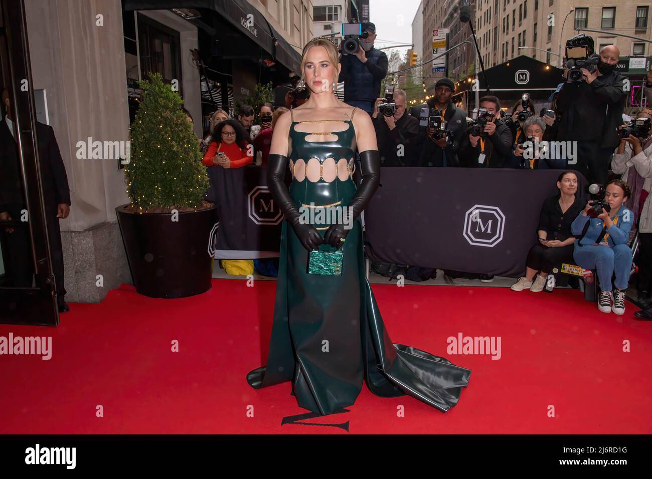 NEW YORK, NEW YORK - MAGGIO 02: Tommy Dorfman parte dal Mark Hotel per il 2022 Met Gala il 02 maggio 2022 a New York City. Foto Stock