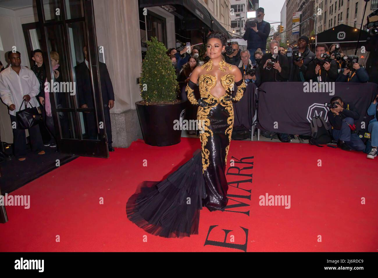 Ariana DeBose indossando Moschino parte dal Mark Hotel per il Met Gala 2022 a New York City. Foto Stock